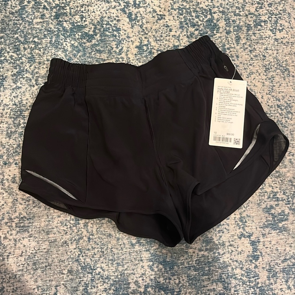 Lululemon- Hotty hit High rise shorts 2.5”*lined